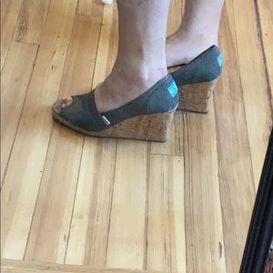 Toms Jean and gold wedges